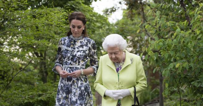 Любопитно Кралицата разгледа горската градина на Кейт Мидълтън Херцогинята на