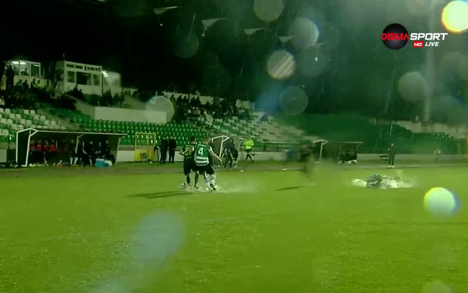 На доста тежък и подгизнал терен се играе двубоят от