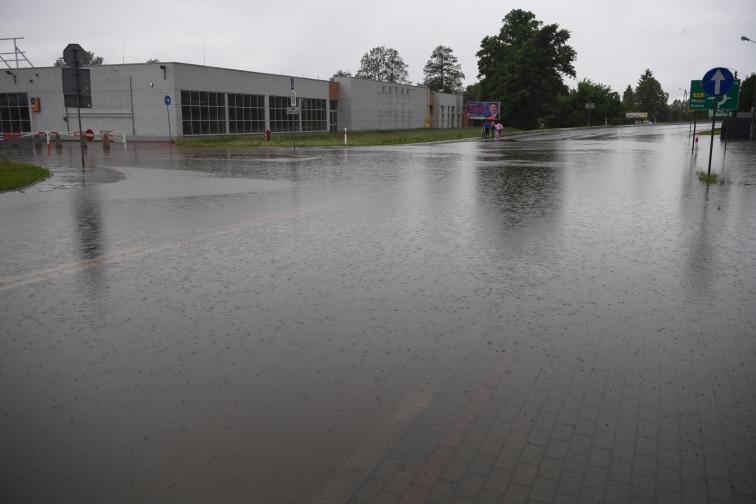  През последното денонощие в някои елементи на Полша паднаха дъждове в количество, равно на месечната норма за сезона. На места е оповестена заплаха от наводнения. Части на полската войска ще вземат участие в превъзмогването на последствията 