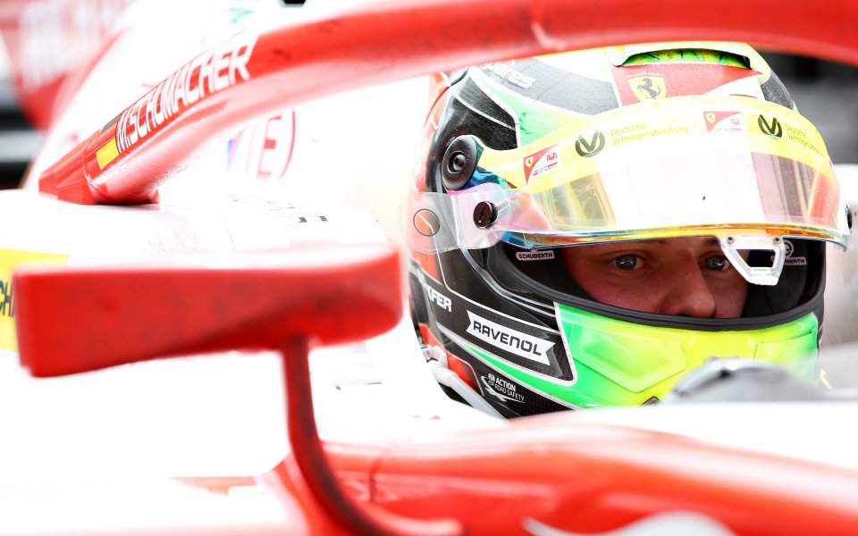 Мик Шумахер спря състезание във Формула 2