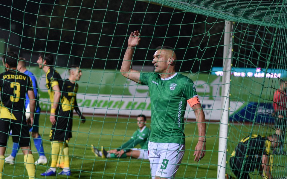 Централният нападател на Берое Мартин Камбуров е бил задържан от