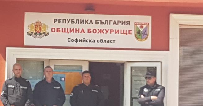 България Повдигнаха обвинения на трима души от община Божурище Кметът