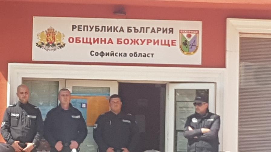 <p>Повдигнаха обвинения на трима души от община „Божурище”</p>