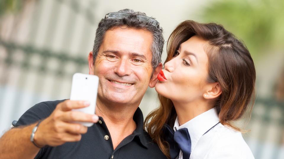 Изглежда, че има много жени, които се влюбват в доста по-зрели