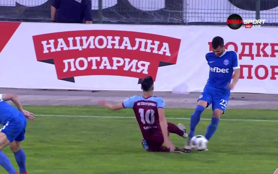 Отборът на Септември остана с десет души в решителния бараж