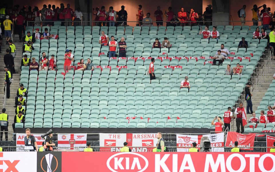 Хиляди, хиляди свободни места видя финалния английски дуел между Челси