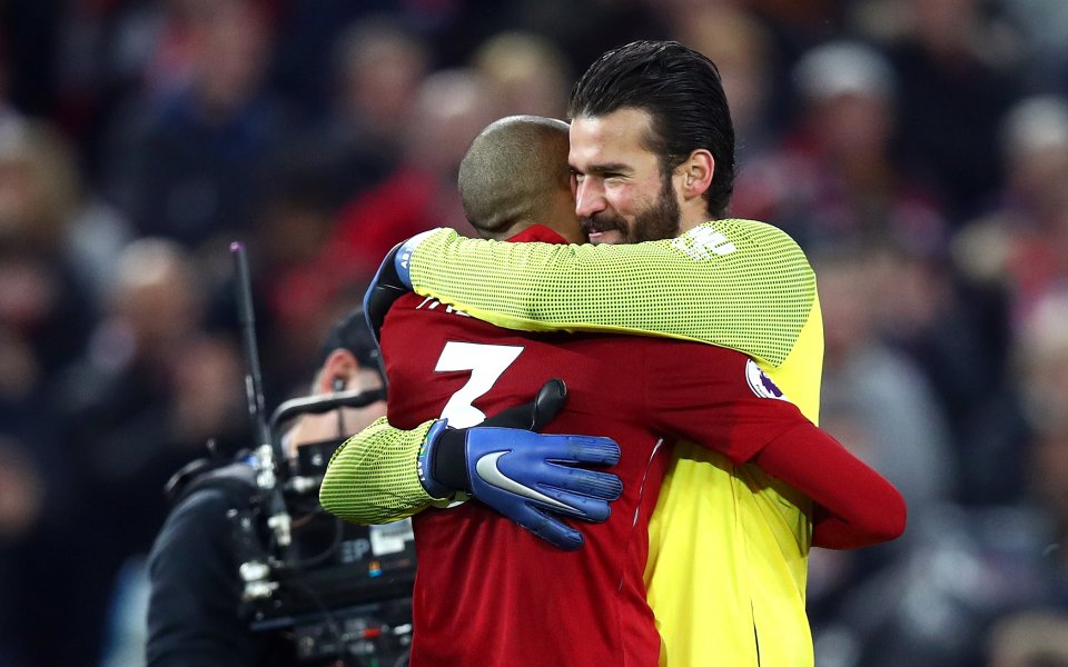 Докато хиляди хора се опитват да се доберат до пропуск