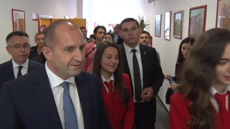  Радев: Време е политиците да се съсредоточат върху народа 