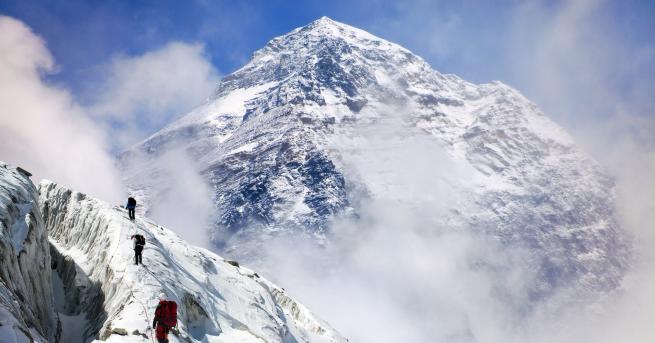Свят Защо Еверест взема толкова много жертви Само през миналата
