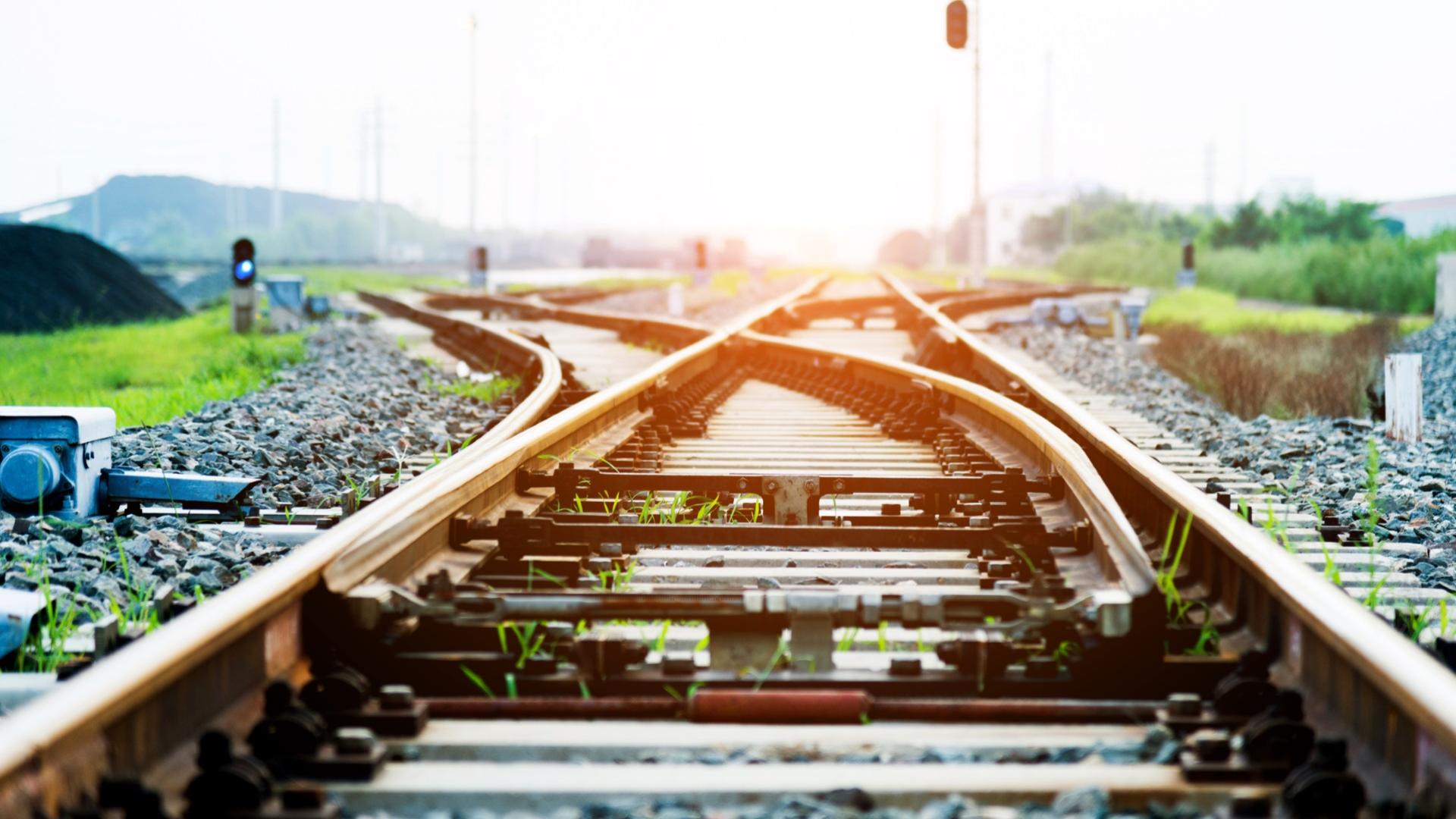 Товарен влак пътуващ в посока от София към Кулата е