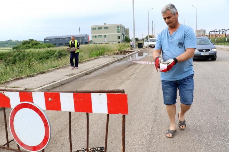  Наводнени приземни етажи, изби, улици, паднали огради, разрушени пътища, отнесени коли. Това са част от вредите, нанесени от съботната стихия, която връхлетя Хасково 