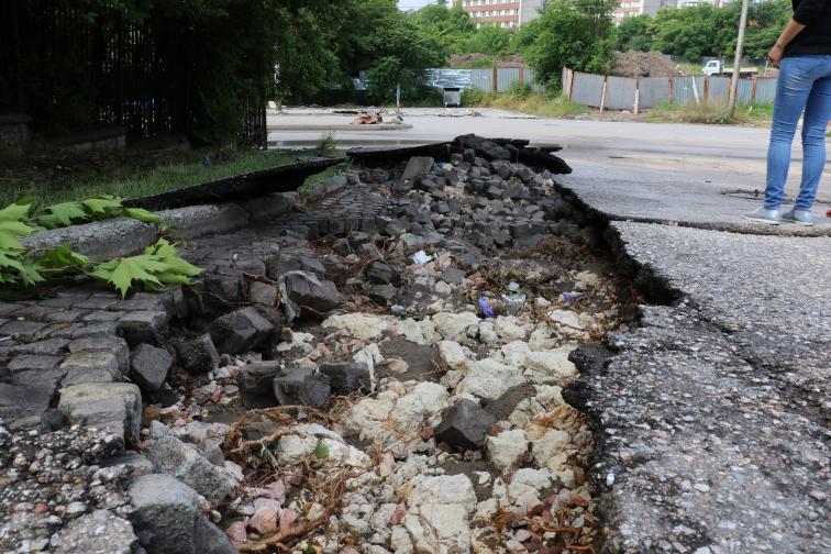  Наводнени приземни етажи, изби, улици, паднали огради, разрушени пътища, отнесени коли. Това са част от вредите, нанесени от съботната стихия, която връхлетя Хасково 