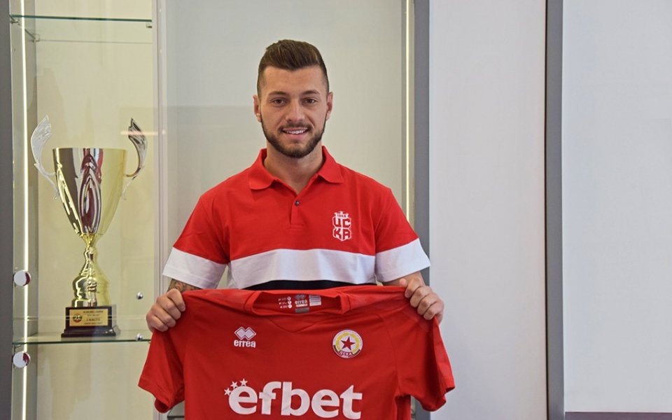 ЦСКА 1948 привлече полузащитника Михаел Орачев. Той е роден на