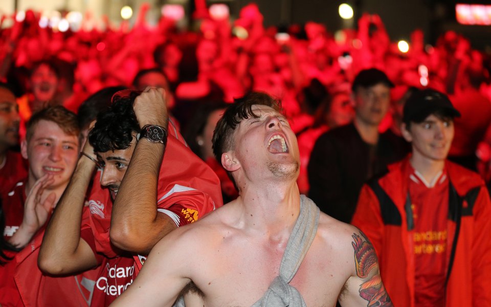 Феновете на Ливърпул по целия свят в момента изживяват паметни