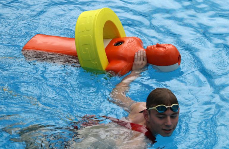  Във връзка с обичайна Седмица на водното избавяне, проведена от Българския Червен кръст, която тази година се организира от 3 до 9 юни в цялата страна, Водноспасителната работа /ВСС/ на Българския Червен кръст даде конференция на басейн 