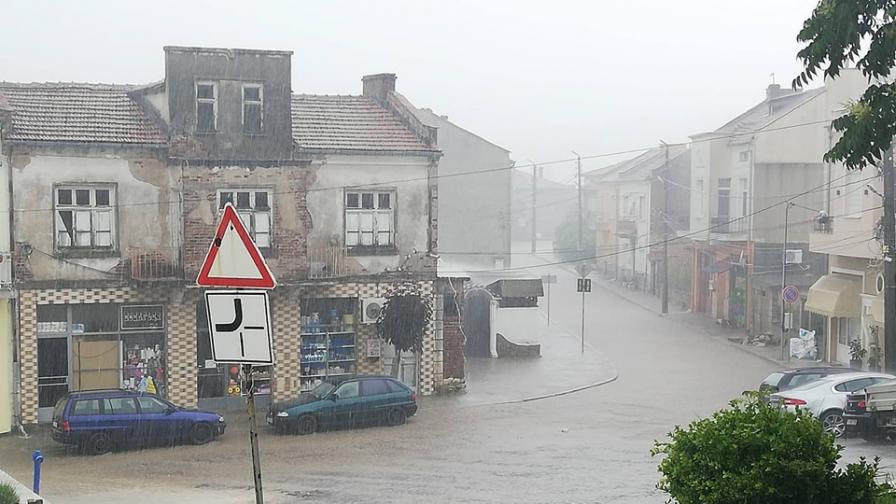  Порой наводни в Ивайловград, улиците станаха реки 