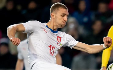 Полузащитникът на чешкия национален отбор по футбол Томаш Сучек демонстрира