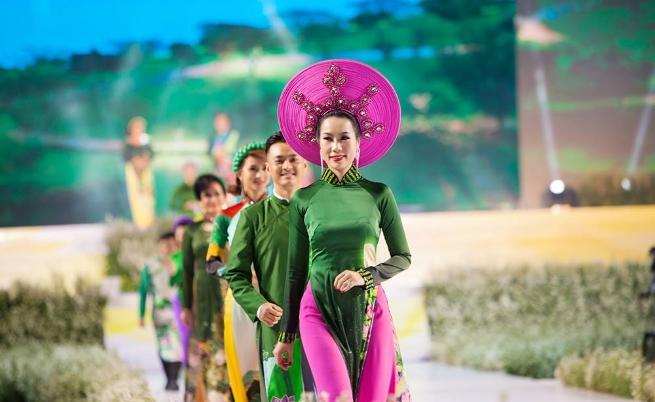  Виетнамско дамско облекло Ао-зай 
