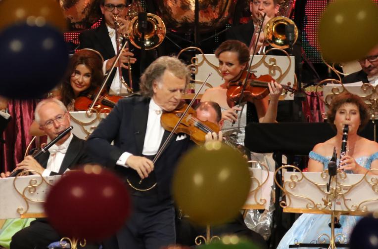  Андре Рийо и ръководения от него оркестър 