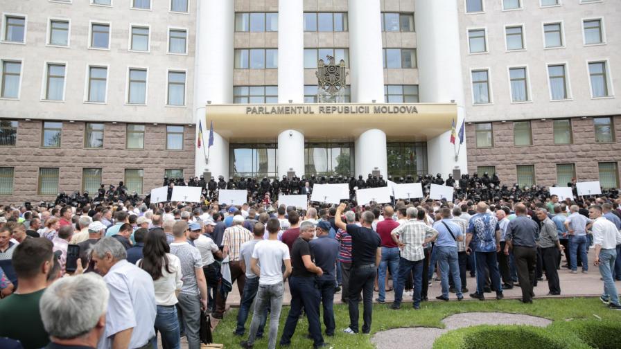  Спор за властта в Молдова, назначиха краткотраен президент 