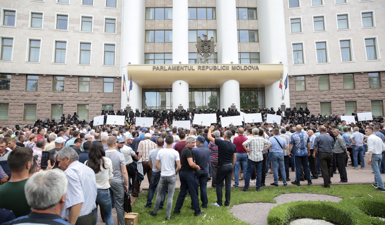 Спор за властта в Молдова, назначиха временен президент