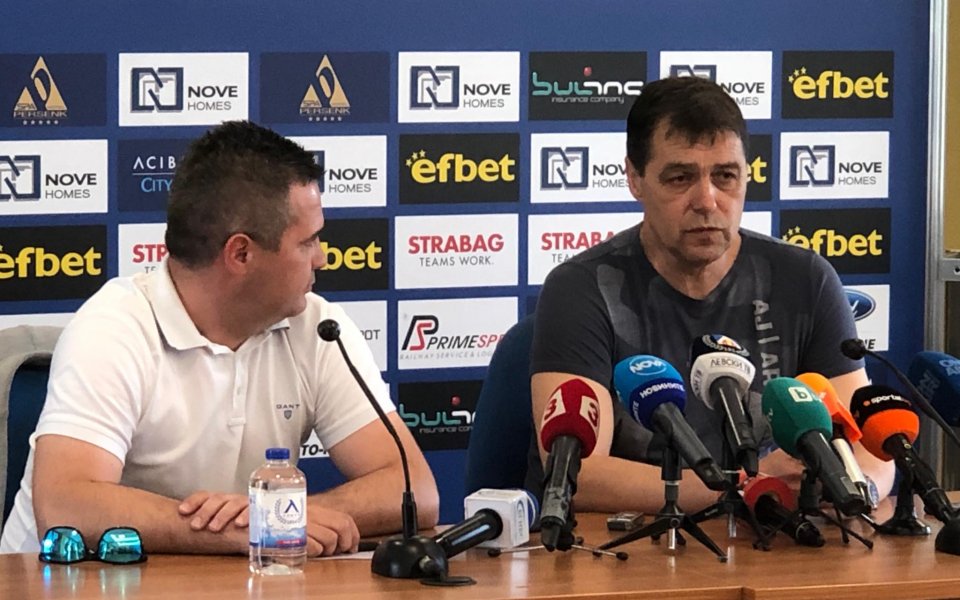 Новият старши треньор на Левски Петър Хубчев говори пред медиите