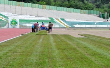 Започна полагането на новата тревна настилка на стадион Берое До