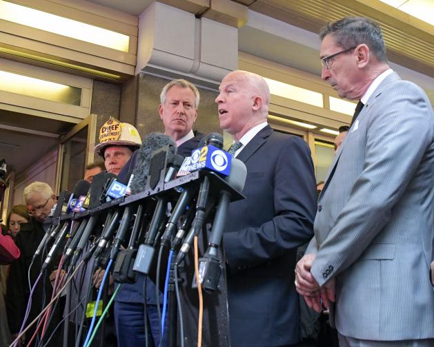  Хеликоптерът се е възпламенил, до момента в който е правел опит да се приземи върху постройката. Един човек е умрял 