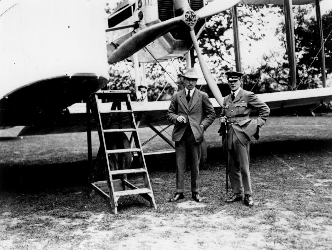  На 14 юни 1919 година британските летци Джон Уилям Елкок и Артър Браун изхвърчат от канадското градче Сент Джон, Ню Фаундленд със аероплан на компанията 