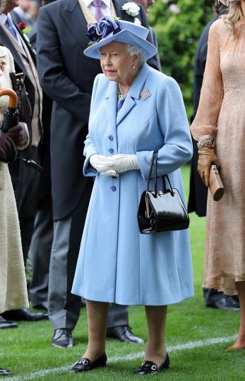 <p>Кралицата също беше заложила на синьо, само че с рокля тип палто.</p>