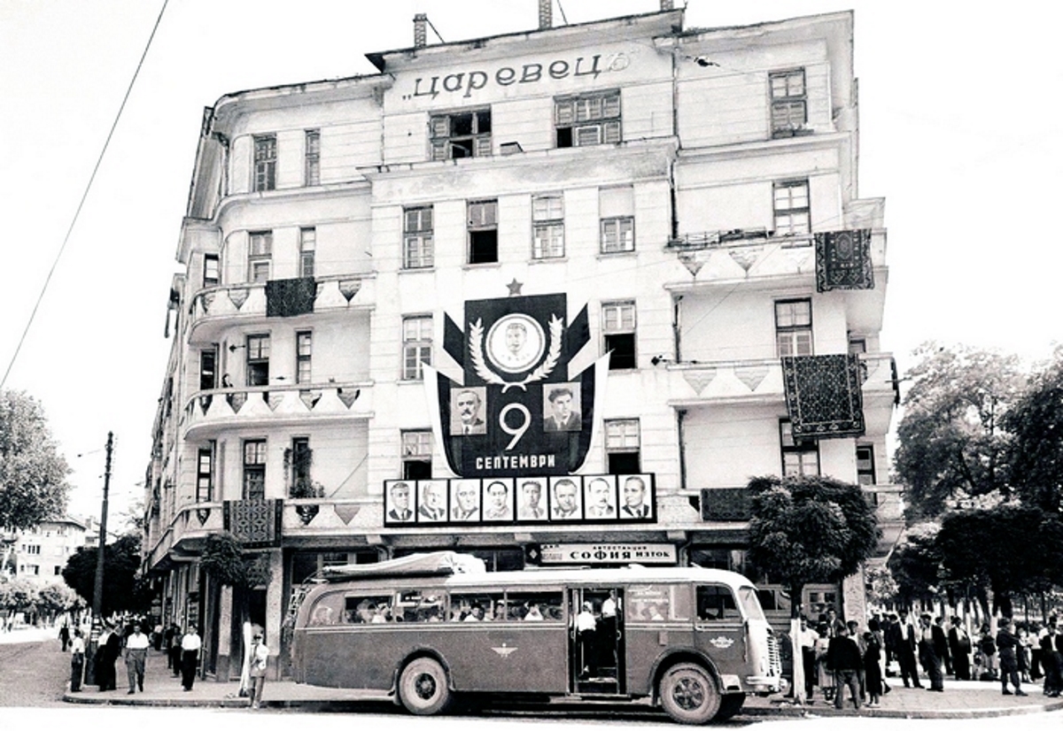 Жилищна кооперация "Царевец" и автобусът за Самоков, 1952г. Фотограф: Тодор Славчев