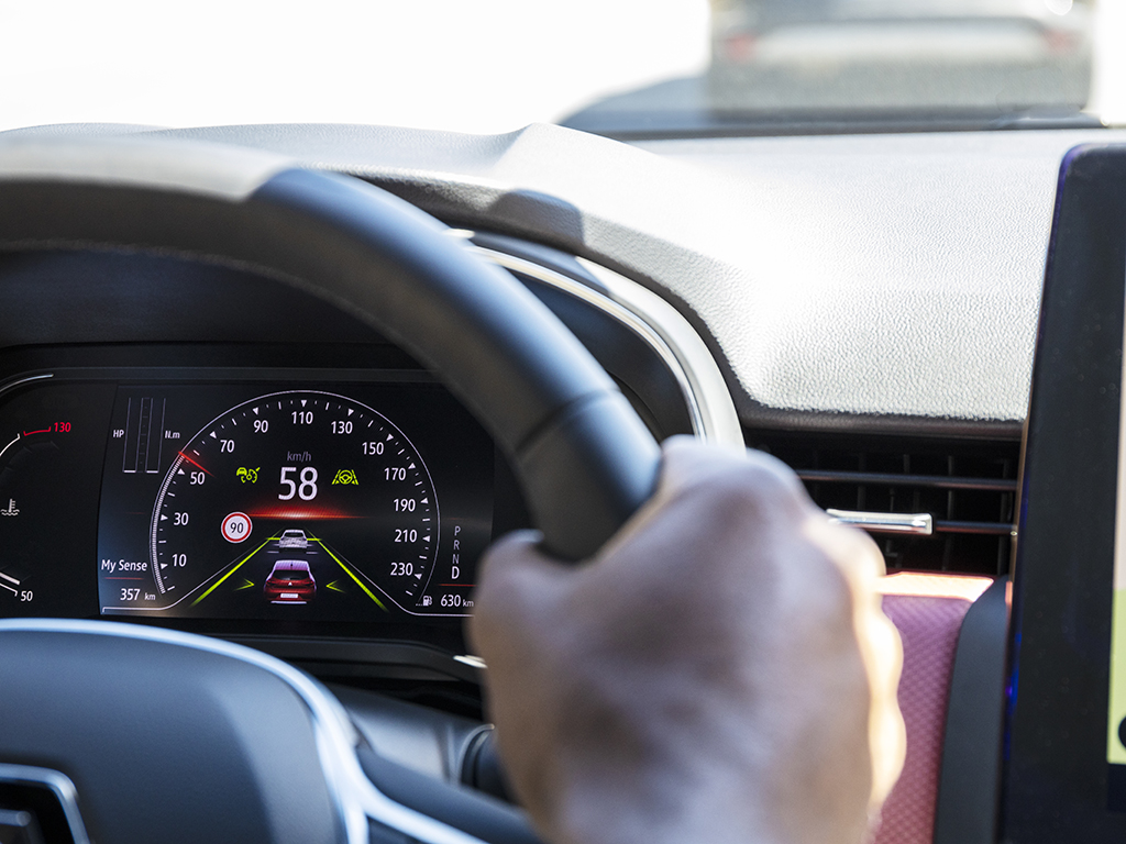 Петото поколение на Clio идва след близо 15 млн. продажби. Изглежда като по-сериозен фейслифт отвън, но в действителност е изцяло нов модел, а истинските промени са вътре и под ламарините. Clio V дори предлага системи за полуавтономно шофиране.