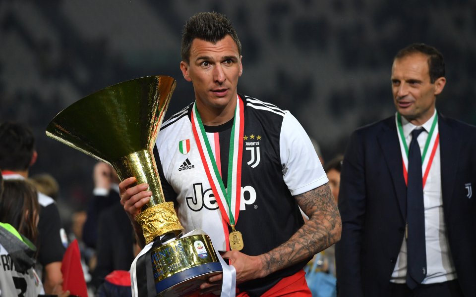 Нападателят Марио Манджукич е твърде вероятно да остане в Серия