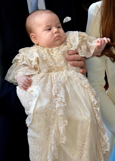 <p><strong>Арчи ще носи рокля</strong></p>

<p>Това също е традиция, поставена от кралица Виктория през XIX век. Оттогава всички кралски бебета са обличани в една и съща масивна дантелена рокля за кръщене. Тя обаче е носена от толкова много деца през годините, че през 2008 г. е предадена на кралските архиви за съхранение, а най-малките членове на кралското семейство носят нейно копие (като принц Джордж на снимката).</p>