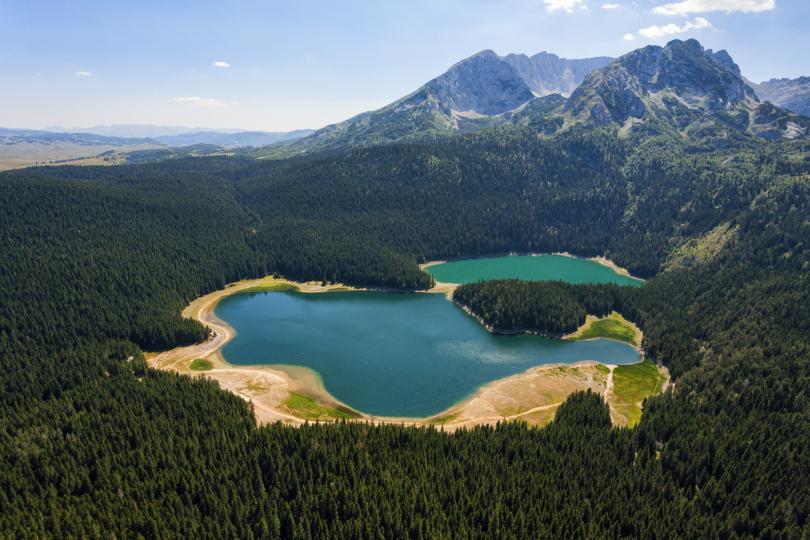 <p><strong>Национален парк Дурмитор (Черна гора) </strong>-&nbsp;Голяма част от Черна гора е покрита с планини, а Дурмитор е центърът на планинския туризъм в страната, било то за ски или просто да се насладите на гледките. Открояват се многобройни езера по пейзажа, а през есента целият парк грейва от променящите се цветове на листата. Любопитна част от него, която може да се разгледа, е каньонът на река Тара, който е вторият по големина в света след Гранд Каньон в САЩ.</p>