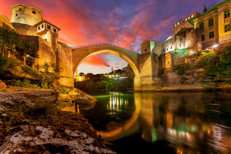 <p><strong>Мостар (Босна и Херцеговина)</strong> -&nbsp;Старият мост в Мостар е един от многото (макар и реконструирани) останки от дългия османски период. Той обхваща река Неретва и е чудесно архитектурно чудо, което османците са построили през 1558 г. Сериозни щети мостът понася по време на босненската война през 90-те години на миналия век. След нея много държави са помогнали със собствени средства за възстановяване на моста и околностите му. Целият град сега е една от основните културни забележителности на Босна и Херцеговина.</p>