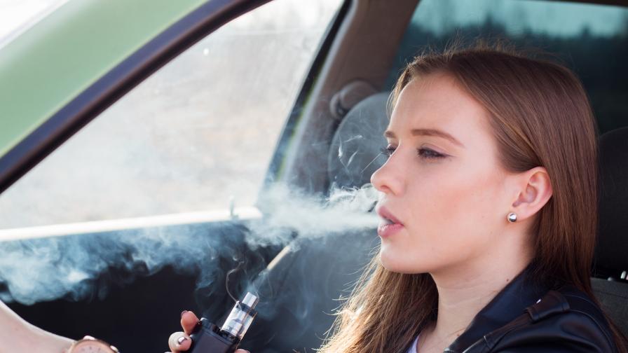 <p>Нови жестоки глоби за шофьорите пушачи в Гърция</p>