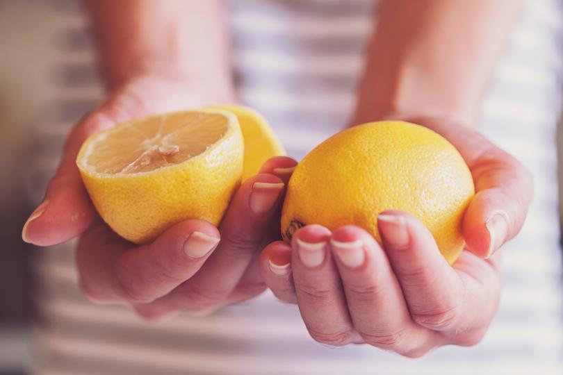 <p><strong>Подобряват храносмилането</strong><br />
<br />
Лимоновият сок помага за изчистване на непотребни хранителни материали, тъй като плодът увеличава скоростта на отделяне на урина. Това кара токсините да се разграждат с по-бързи темпове.</p>