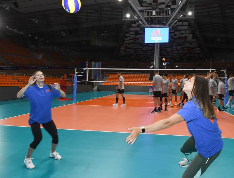 Габи Петрова и Алекс Начева подкрепиха волейболистите в Пловдив1