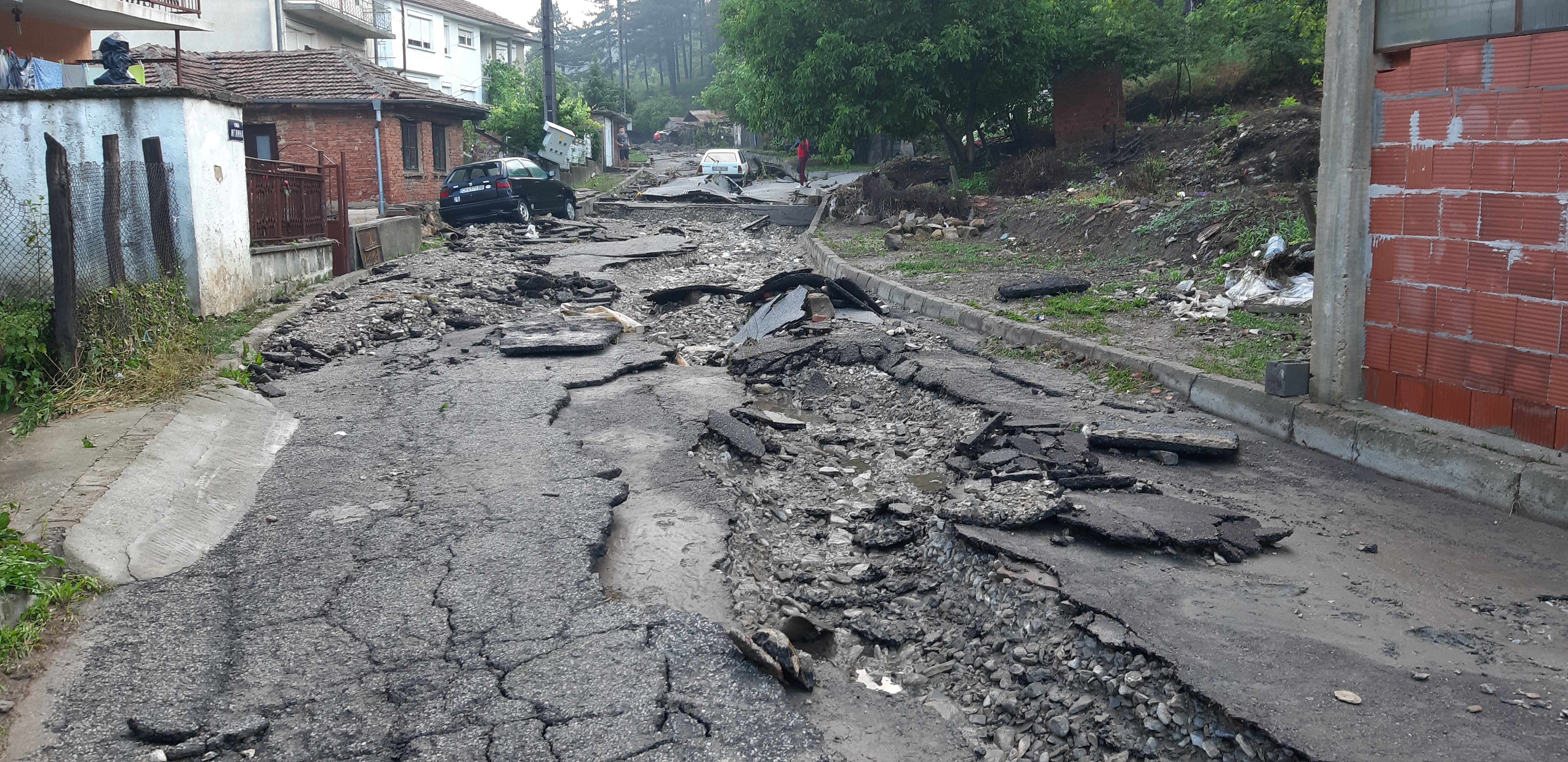 В Котел е обявено бедствено положение. Реката в балканския град излезе от коритото си и заля къщи и улици. 20 имота са наводнени, а жителите на три от тях са евакуирани.  Около 80 л/кв.м са били валежите в сряда в Котел.