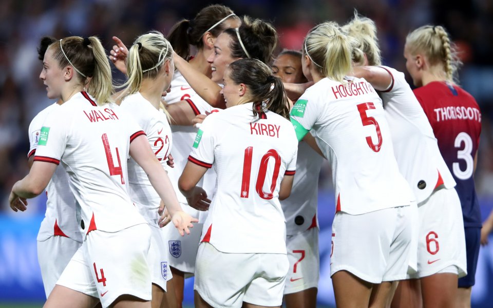 Англия уверено влезе в Топ 4 на Световното по футбол за жени