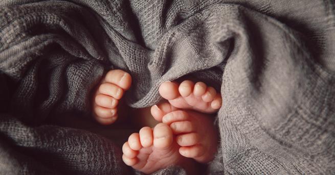 България Спасиха близначета с уникална операция Майката е забременяла на