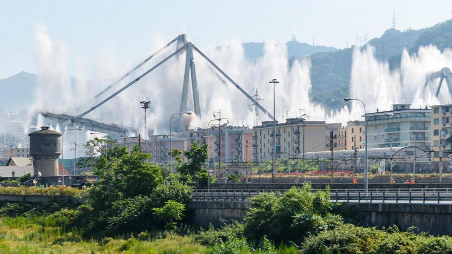  Четиридесет и трима души бяха убити, когато част от моста и колите, които пътуваха по него, се срути и падна от 45-метрова височина през предходната година. 