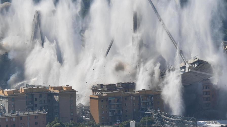  Днес бяха взривени носещите колони на моста „ Моранди ” в Генуа. Експерти по събарянето на здания взривиха това, което беше останало от моста съвсем година откакто структурата се срути. 