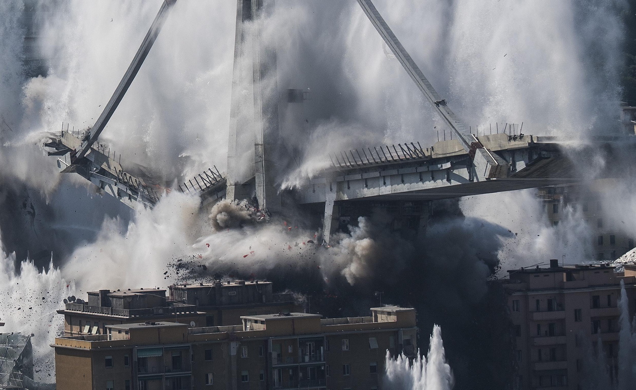Днес бяха взривени носещите колони на моста „Моранди” в Генуа. Експерти по събарянето на сгради взривиха онова, което беше останало от моста почти година след като структурата се срути.