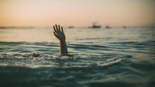 <p>В мозъчна смърт: Младеж оцелява след 20 минути под вода</p>