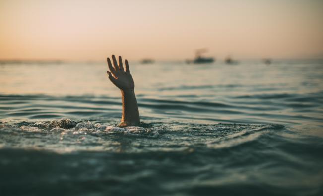 <p>В мозъчна смърт: Младеж оцелява след 20 минути под вода</p>