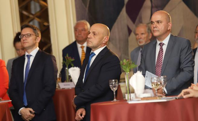  На фотографията са вицепремиерът Томислав Дончев и ръководителят на АИКБ Васил Велев 