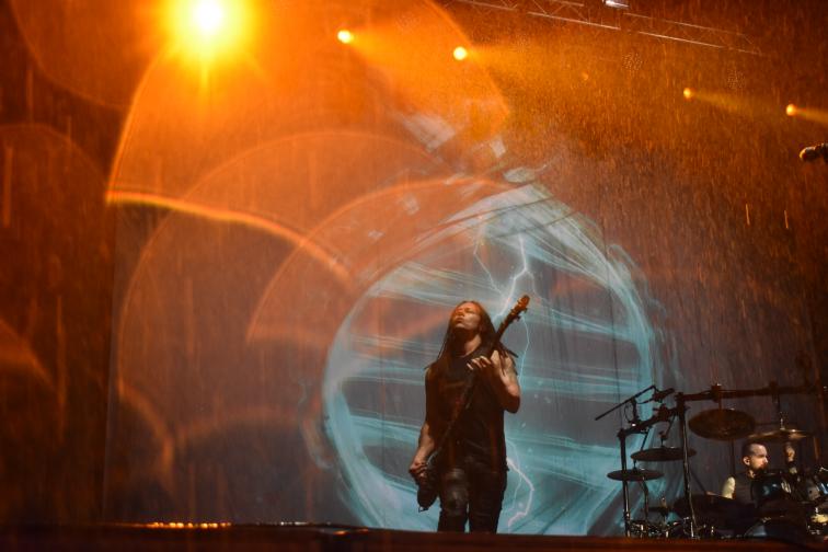  От образуването им през 1996г. до в този момент, Disturbed имат продадени над 16 милиона албума и голям брой фенове по целия свят. 