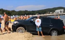  Пълен парадокс: Джип затъна в пясъка на плаж край Приморско 